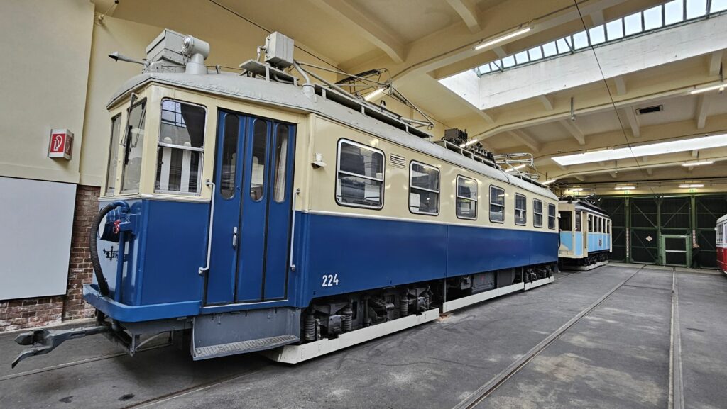 NY City Tram adapted for Transport in Vienna
